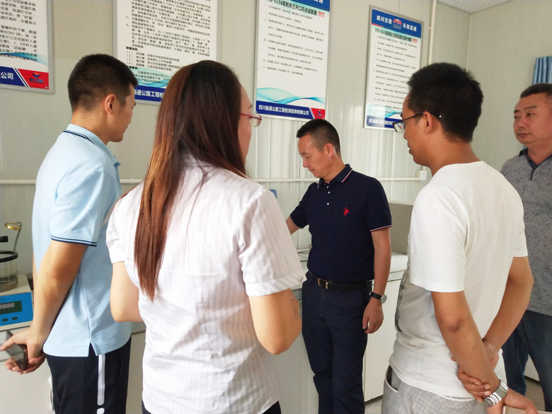 关注一线员工成长 严格监督工程质量 ——公司领导参观考察项目试验室 关注一线员工成长 严格监督工程质量 ——公司领导参观考察项目试验室